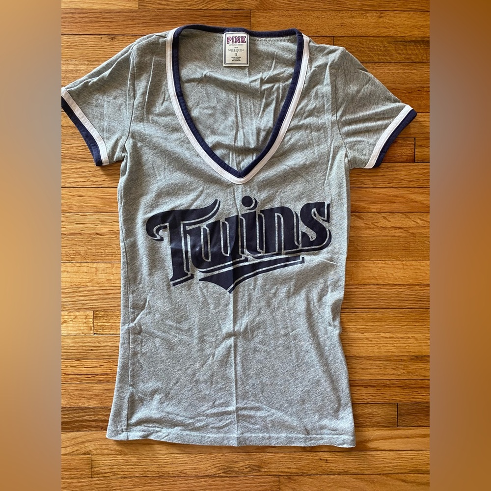 Small VS Pink Minnesota Twins shirt
